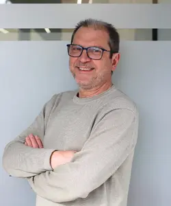 Antonio Fernández, experto en coordinar la documentación necesaria para la baja definitiva en Badajoz