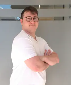 Pablo Edson Vicente, especialista en inspeccionar y valorar automóviles destinados a desguace en Badajoz